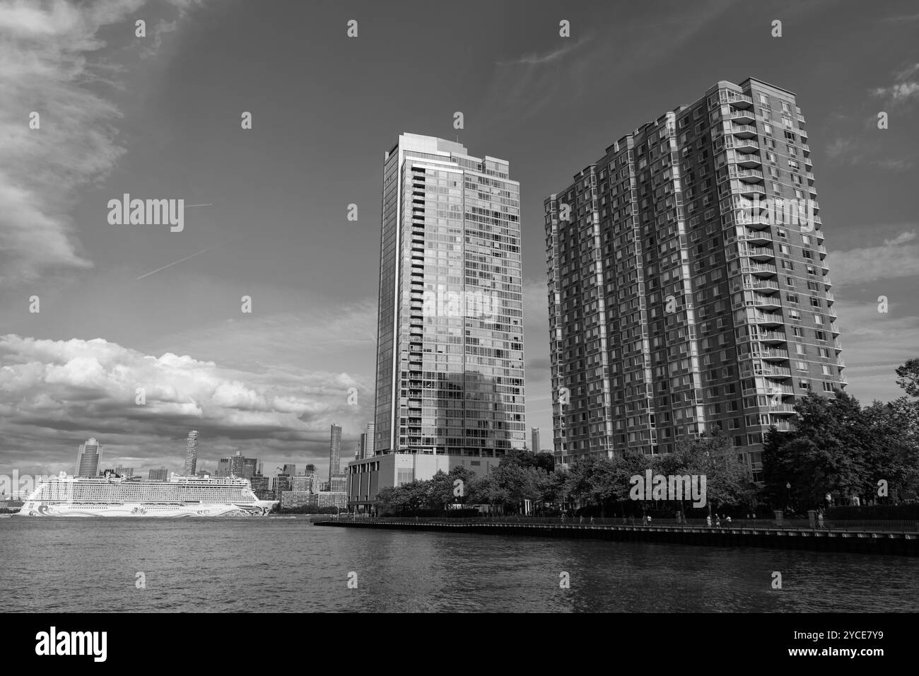 New York, USA - 19. Juni 2023: Kreuzfahrtschiff Norwegian Joy Sailing neben Manhattan in New York. Skyline von New York Manhattan auf dem Hudson Stockfoto