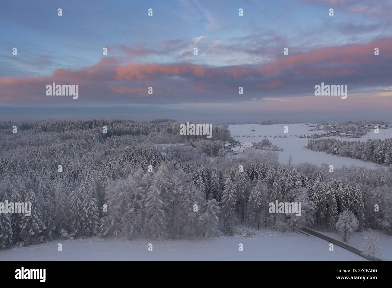 Winterwald bei Eurasburg, Winter bei Sonnenaufgang, Drohnenschuss, Oberbayern, Bayern, Deutschland, Europa Stockfoto