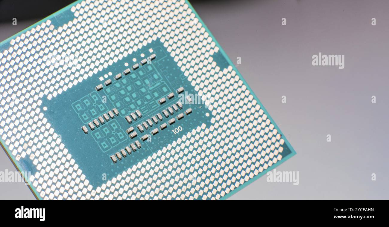 Nahaufnahme der Kontakte eines Computermikroprozessors Stockfoto