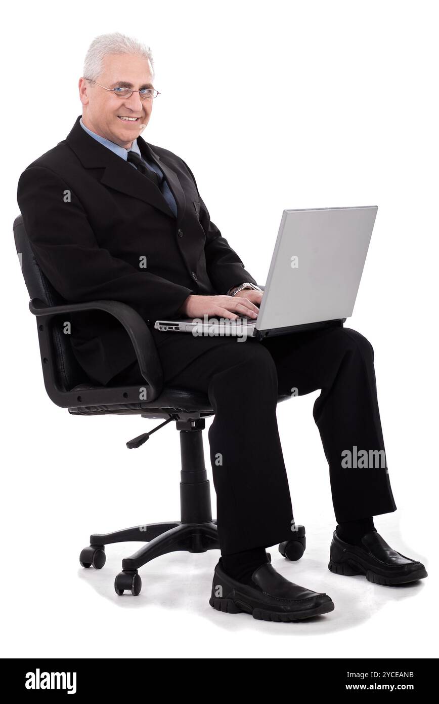 Geschäftige senior Mann sitzt im Stuhl vor weißem Hintergrund Stockfoto