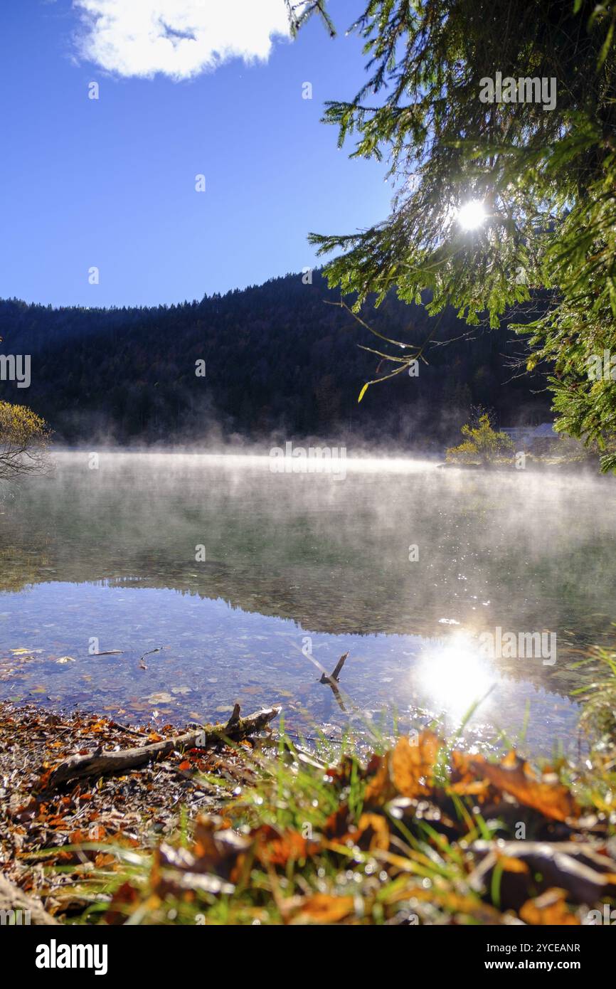 Morgennebel über dem Wasser, Walchensee, Oberbayern, Bayern, Deutschland, Europa Stockfoto