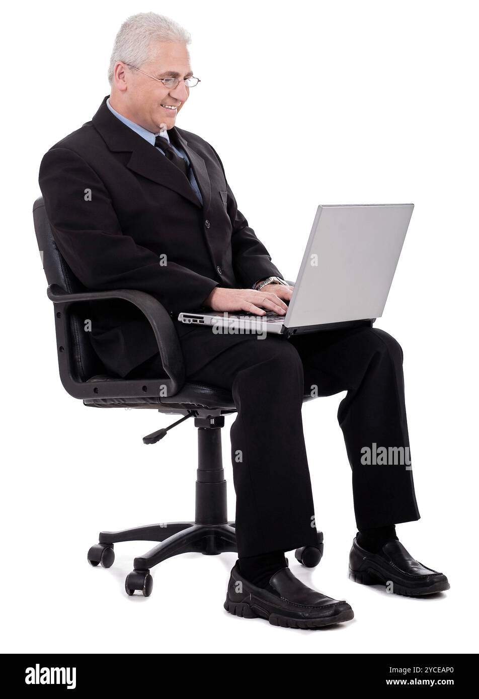 Beschäftigt Seniot Geschäftsmann vor weißem Hintergrund Stockfoto