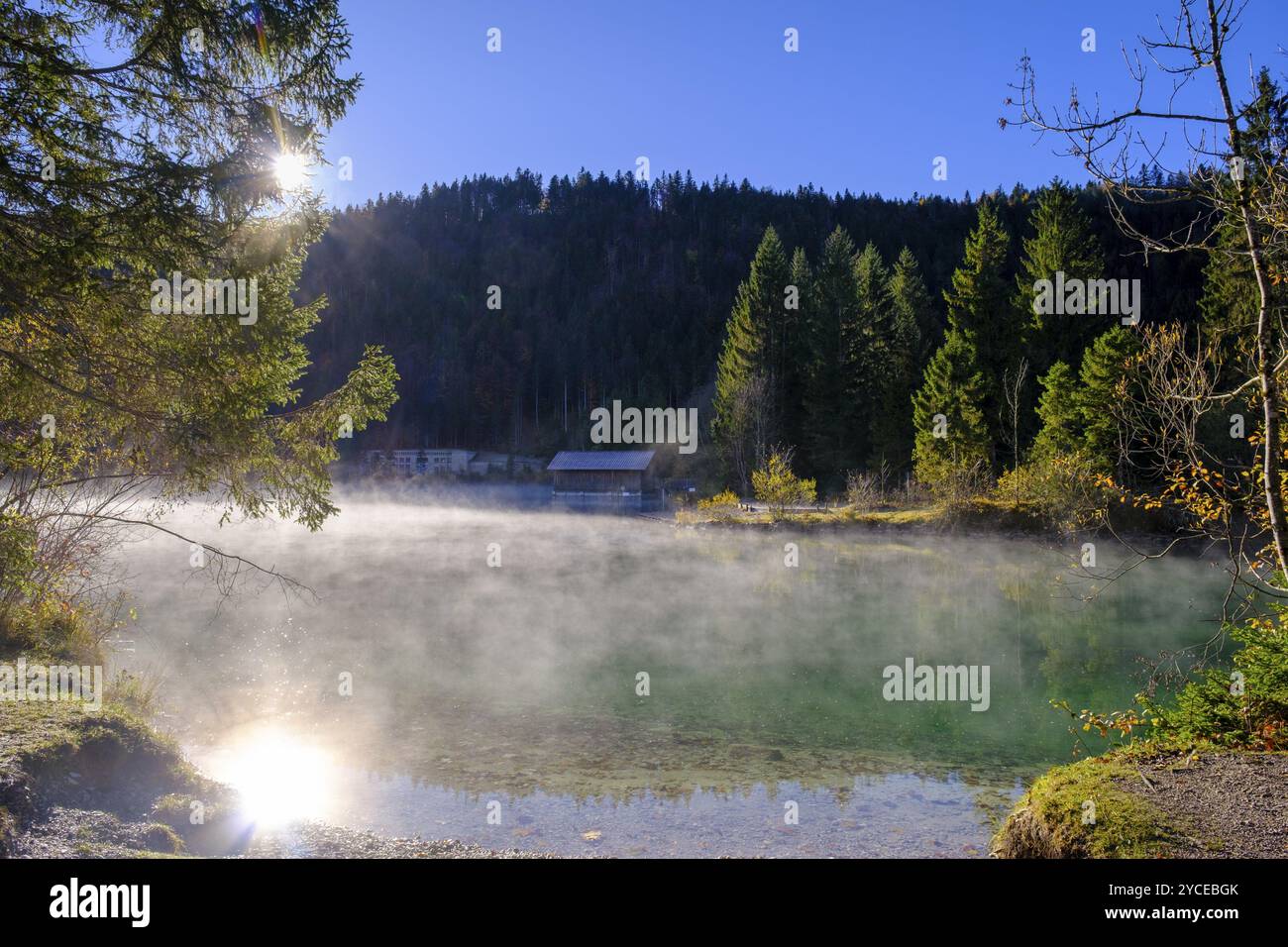 Morgennebel über dem Wasser, Walchensee, Oberbayern, Bayern, Deutschland, Europa Stockfoto