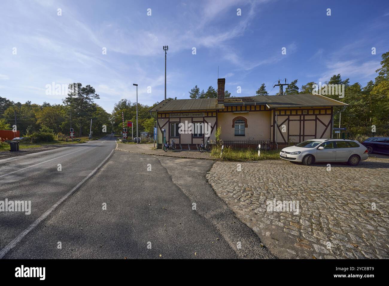 Bahnhof Ferch-Lienewitz mit Straßen- und Bahnübergang in Schwielowsee, Bezirk Potsdam-Mittelmark, Brandenburg, Deutschland, Europa Stockfoto