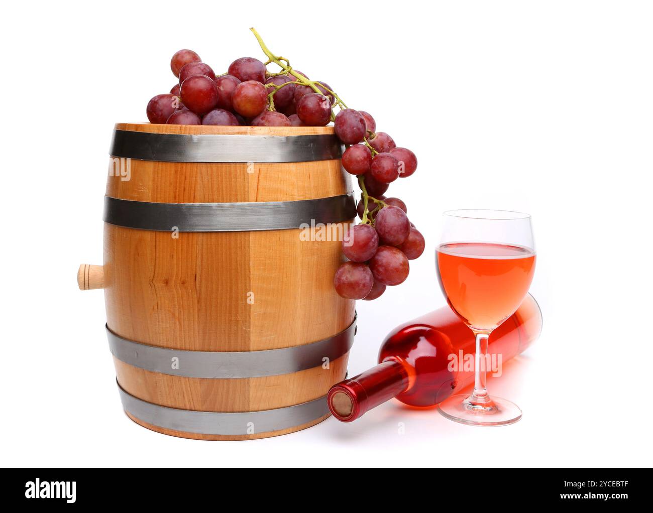 Die Nahaufnahme der Weinzusammensetzung befindet sich auf weißem Hintergrund Stockfoto