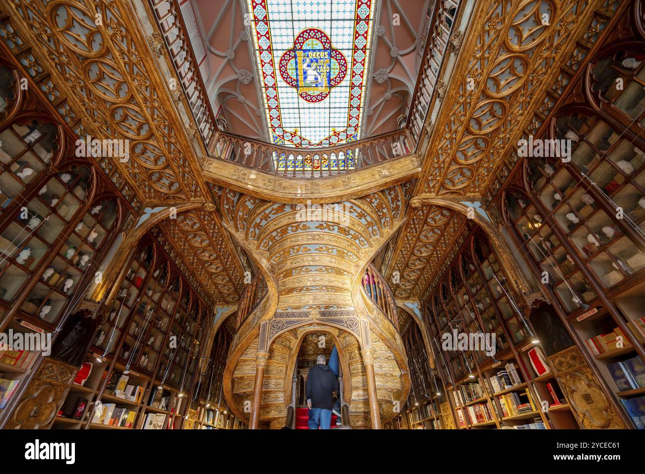 Porto, Portugal, 7. Februar 2023 : das Innere des Buchhandels Lello, einer der schönsten Buchhandlungen der Welt. Grafik, Europa Stockfoto