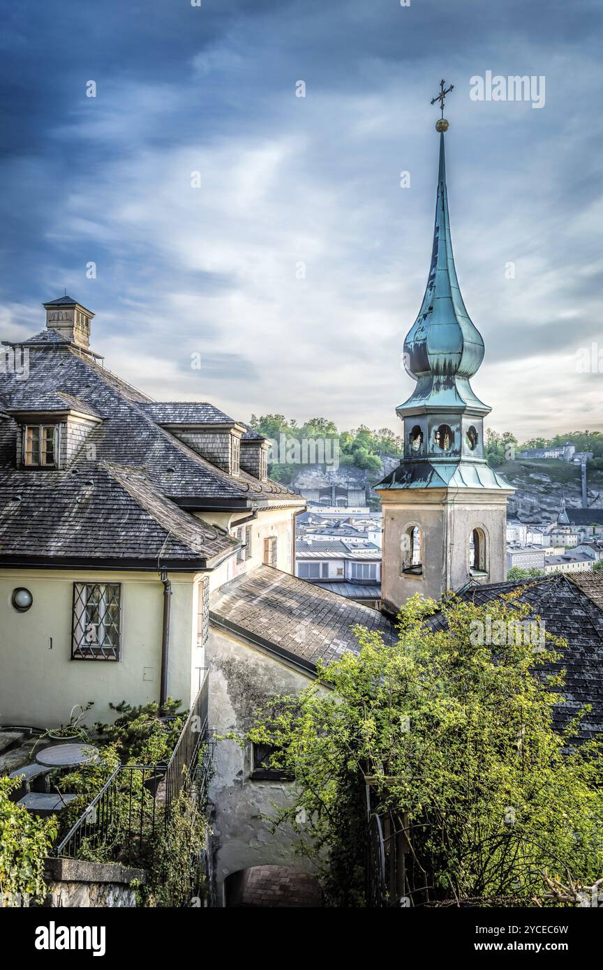 Salzburg, Österreich, 29. April 2015: Stadtbild vom Kapuzinerberg in der Abenddämmerung. Salzburg war der Geburtsort Mozarts. Es ist ein UNESCO-Weltheld Stockfoto