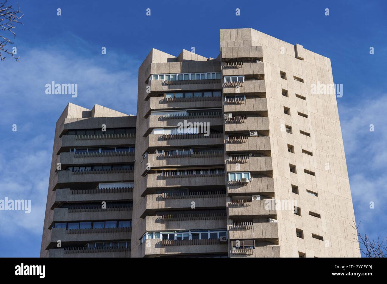 Madrid, Spanien, 28. Januar 2024: Luxuriöser Wohnturm. Turm von Valencia in der Nähe des Retiro-Parks. Brutalistische Architektur von Javier Carvajal Architekt, EU Stockfoto