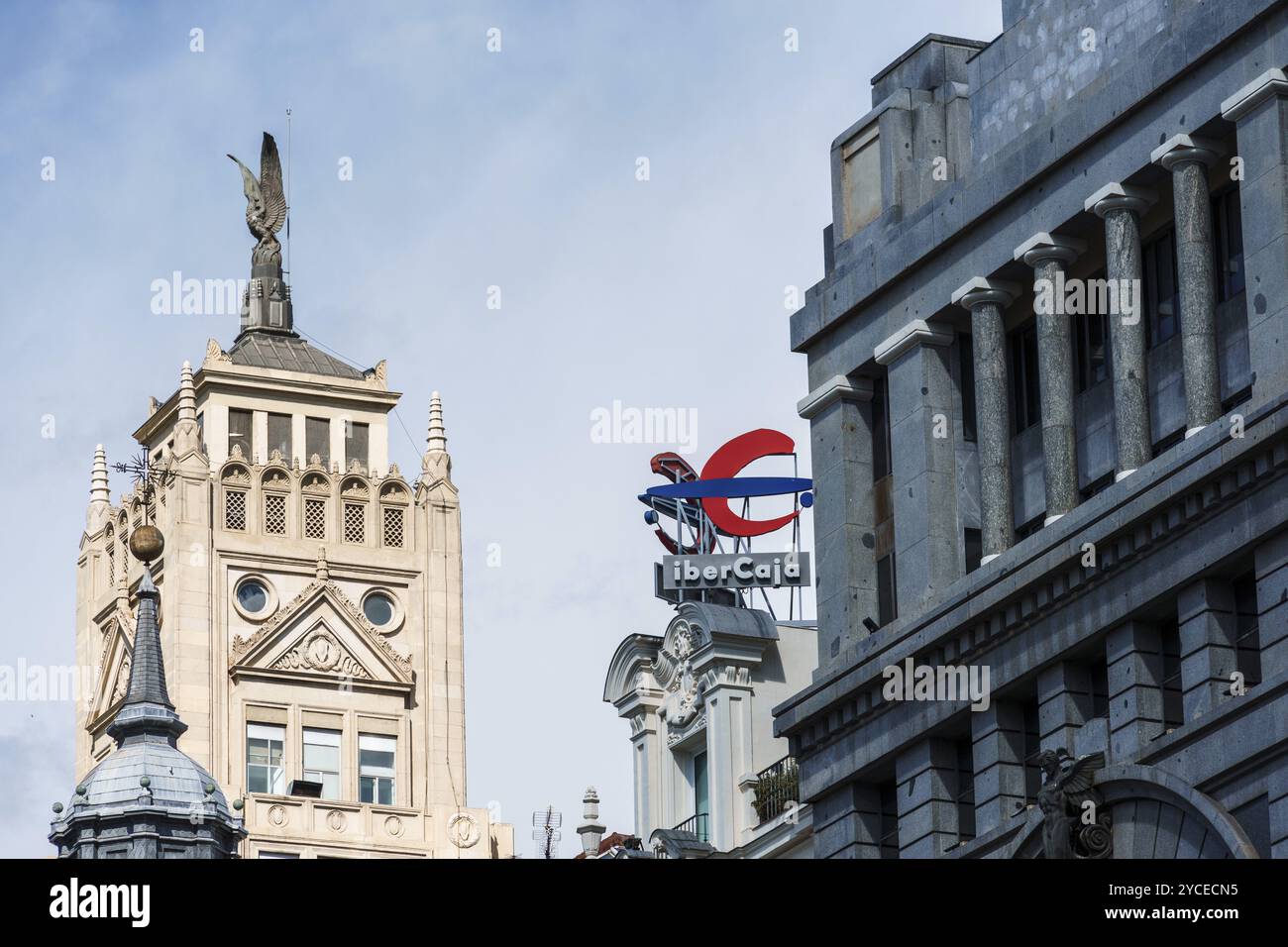 Madrid, Spanien, 19. Mai 2024: Alte Gebäude in der Alcala-Straße im Zentrum von Madrid. Industrial Bank Building von Antonio Palacios Architect, Europa Stockfoto