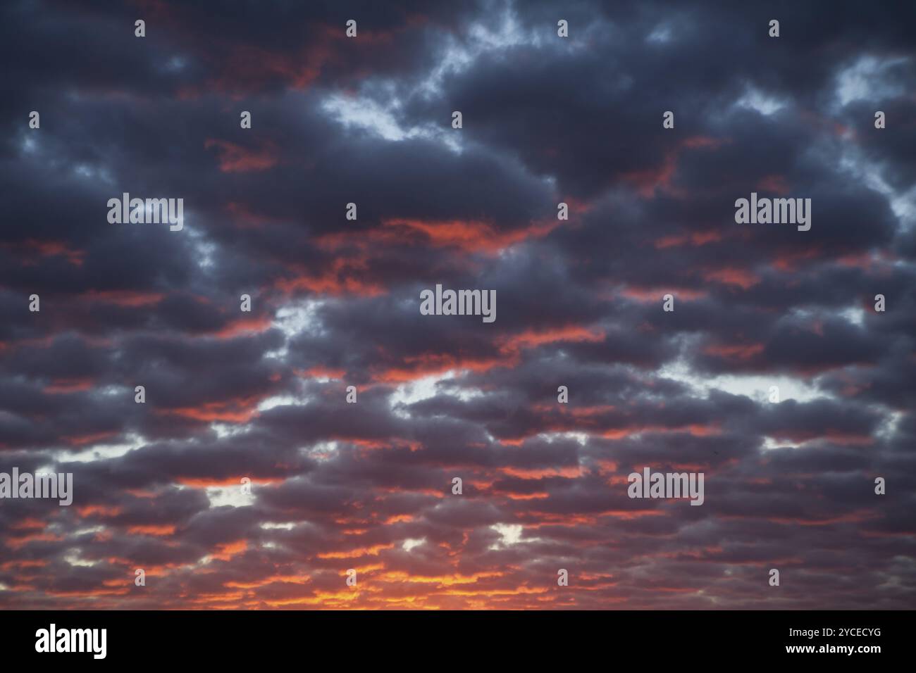 Die Bildung von Wolken im Himmel während der Zeit des Sonnenaufgangs Stockfoto