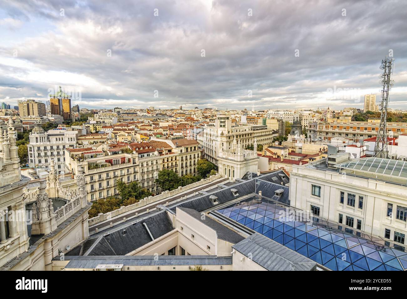 Malerische Aussicht auf die Skyline von Madrid aus dem Rathaus bei Sonnenuntergang Stockfoto