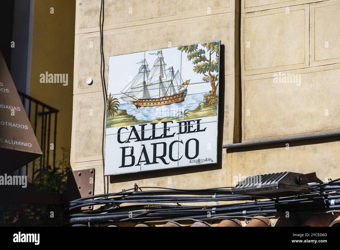 Madrid, Spanien, 17. September 2022: Malerisches Straßenschild der Calle del Barco oder Straße des Schiffs im Universitätsviertel im Zentrum von Madrid, Euro Stockfoto