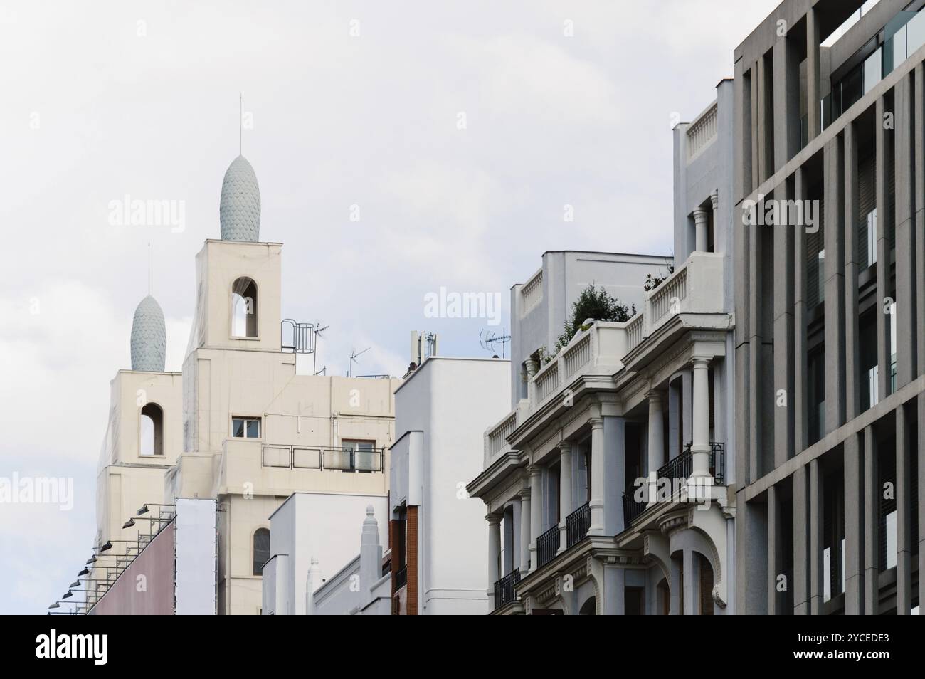 Madrid, Spanien, 18. September 2016: Flacher Blick auf die Gebäude an der Gran Via in Madrid. Es ist eine wichtige Straße im Zentrum von Madrid mit Geschäften und Stockfoto