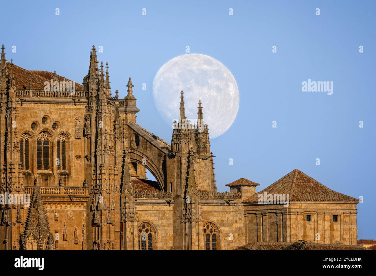 Malerischer Blick auf den Mondaufgang hinter der Kathedrale von Salamanca. Fotografieren mit Teleobjektiv. Castilla Leon, Spanien, Europa Stockfoto
