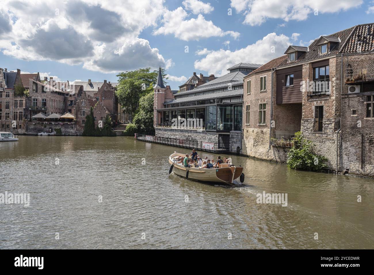 Gent, Belgien, 31. Juli 2016: Kanal im historischen Zentrum von Gent mit malerischen und industriellen Altbauten, Europa Stockfoto