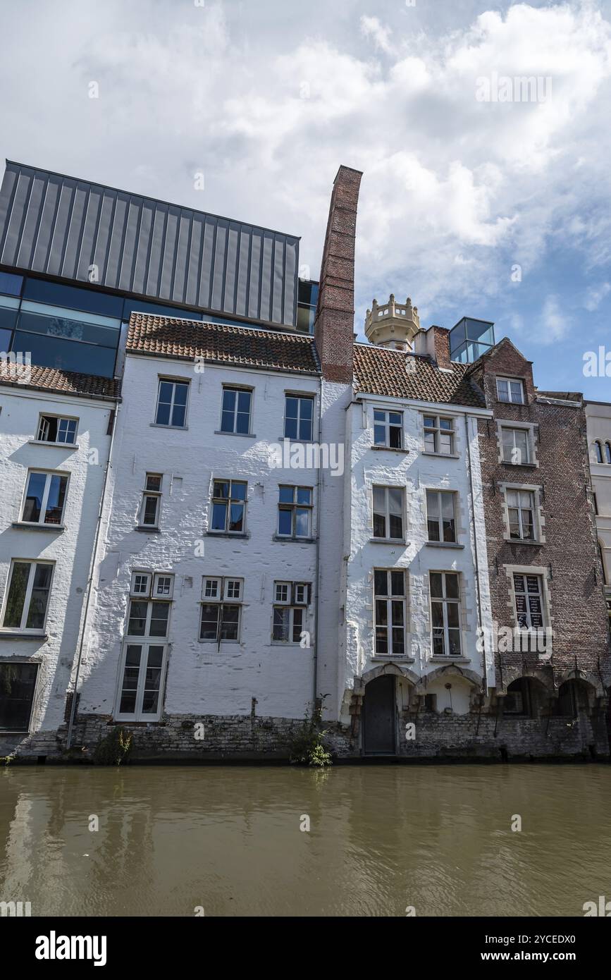 Gent, Belgien, 31. Juli 2016: Kanal im historischen Zentrum von Gent mit malerischen Altbauten, Europa Stockfoto