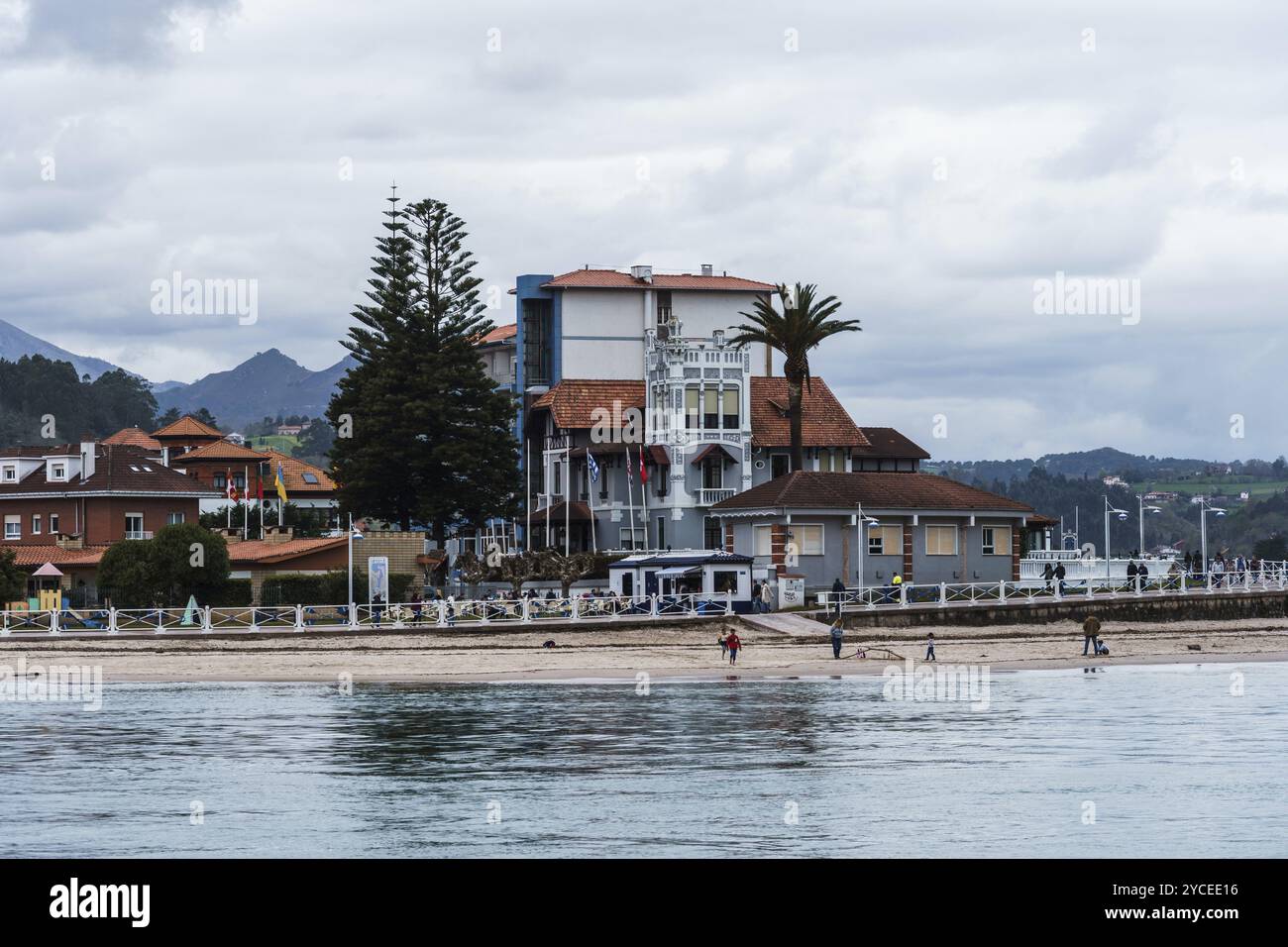 Ribadesella, Spanien, 27. März 2024: Panorama von Ribadesella. Blick auf die touristische Stadt und den Strand von Ribadesella in Asturien, Europa Stockfoto
