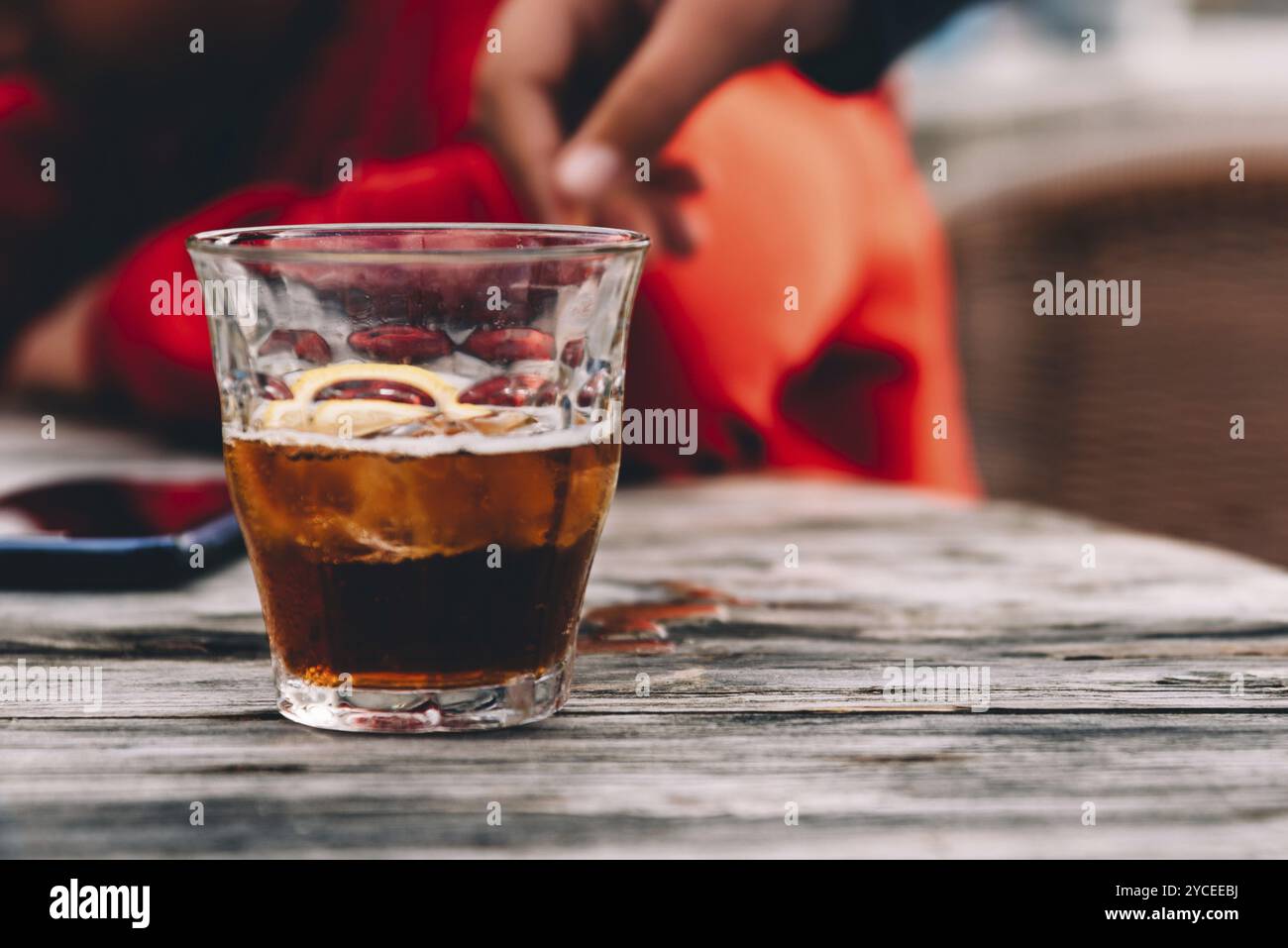 Erfrischendes Glas Cola auf Holztisch in einer Bar Stockfoto