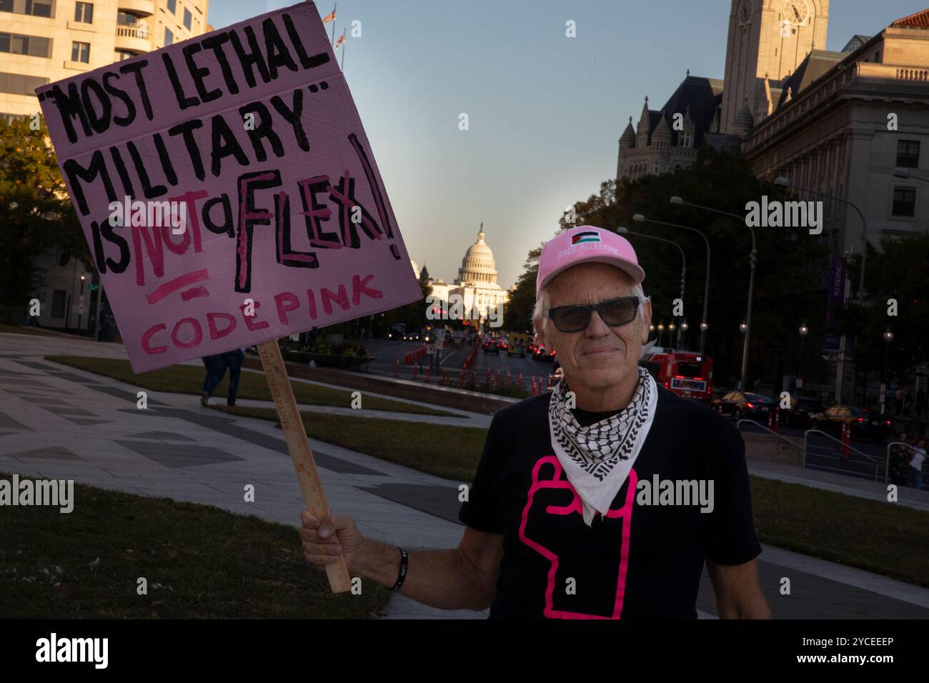 Am 22. Oktober 2024 hält eine Person ein Schild am National Day of Protest to Stop Police brutality auf der Freedom Plaza in Washington, D.C., USA. Die Demonstranten wollen ein Ende der Polizeibrutalität und der unverhältnismäßigen Zielsetzung von Schwarzen und farbigen Gemeinschaften. Sie fordern auch Gerechtigkeit für Justin Robinson, Dalaneo „Debo“ Martin und die anderen Opfer in der DMV und auf nationaler Ebene, die keine GERECHTIGKEIT erhielten. Quelle: Aashish Kiphayet/Alamy Live News Stockfoto