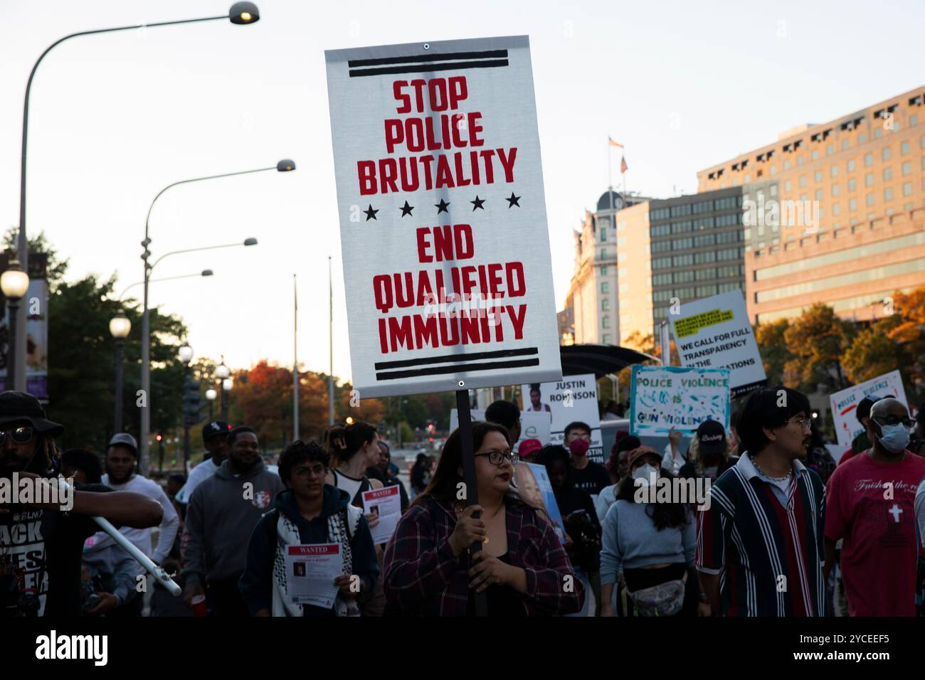 Dutzende versammelten sich, um gegen die Brutalität der Polizei in Washington, D.C., USA während des National Day of Protest to Stop Police brutality am 22. Oktober 2024 zu protestieren. Die Demonstranten wollen ein Ende der Polizeibrutalität und der unverhältnismäßigen Zielsetzung von Schwarzen und farbigen Gemeinschaften. Sie fordern auch Gerechtigkeit für Justin Robinson, Dalaneo „Debo“ Martin und die anderen Opfer in der DMV und auf nationaler Ebene, die keine GERECHTIGKEIT erhielten. Quelle: Aashish Kiphayet/Alamy Live News Stockfoto