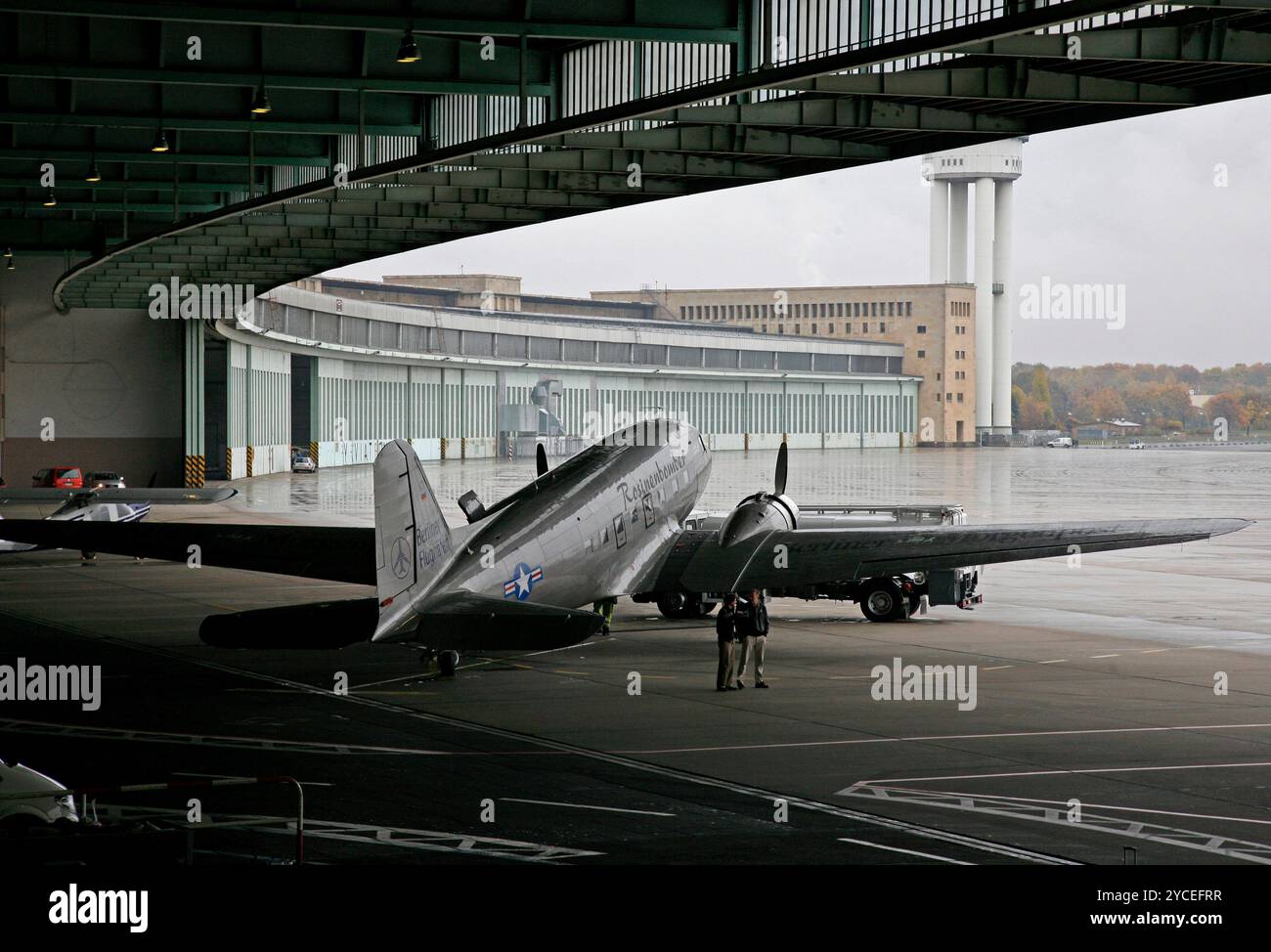 Flughafen Tempelhof Flugzeuge am Flughafen Tempelhof, 1 Tag vor der Schließung des Flugbetriebs, Berlin, 29.10.2008. Berlin Berlin Deutschland *** Flughafen Tempelhof am Flughafen Tempelhof, 1 Tag vor der Einstellung des Flugbetriebs, Berlin, 29 10 2008 Berlin Berlin Deutschland Stockfoto