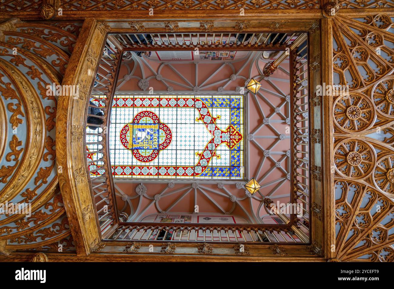 Porto, Portugal, 7. Februar 2023 : das Innere des Buchhandels Lello, einer der schönsten Buchhandlungen der Welt. Grafik, Europa Stockfoto