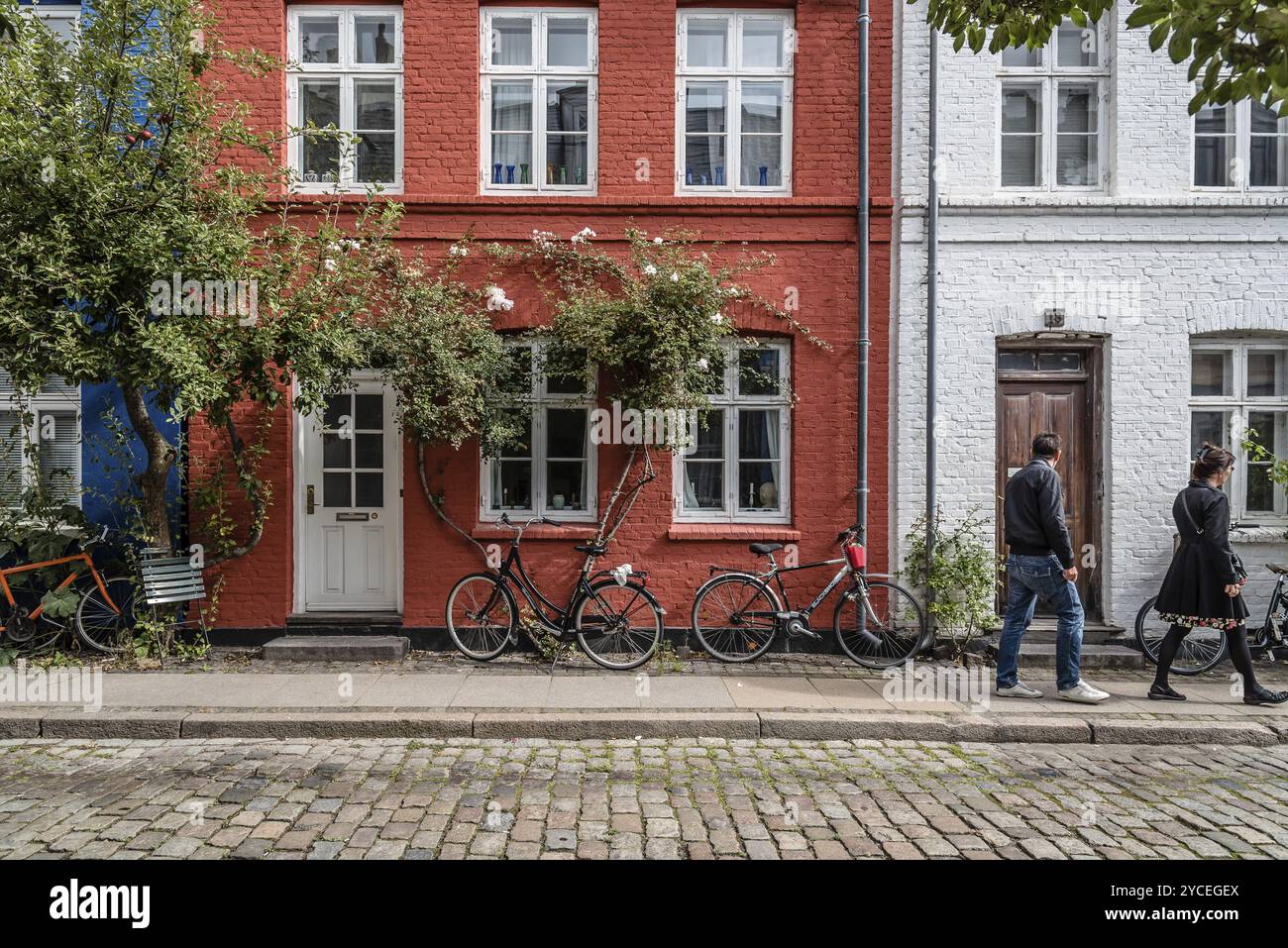 Kopenhagen, Dänemark, 12. August 2016. Malerische alte Backsteinhäuser im historischen Stadtzentrum von Kopenhagen ein bewölkter Sommertag mit Fahrrad Stockfoto