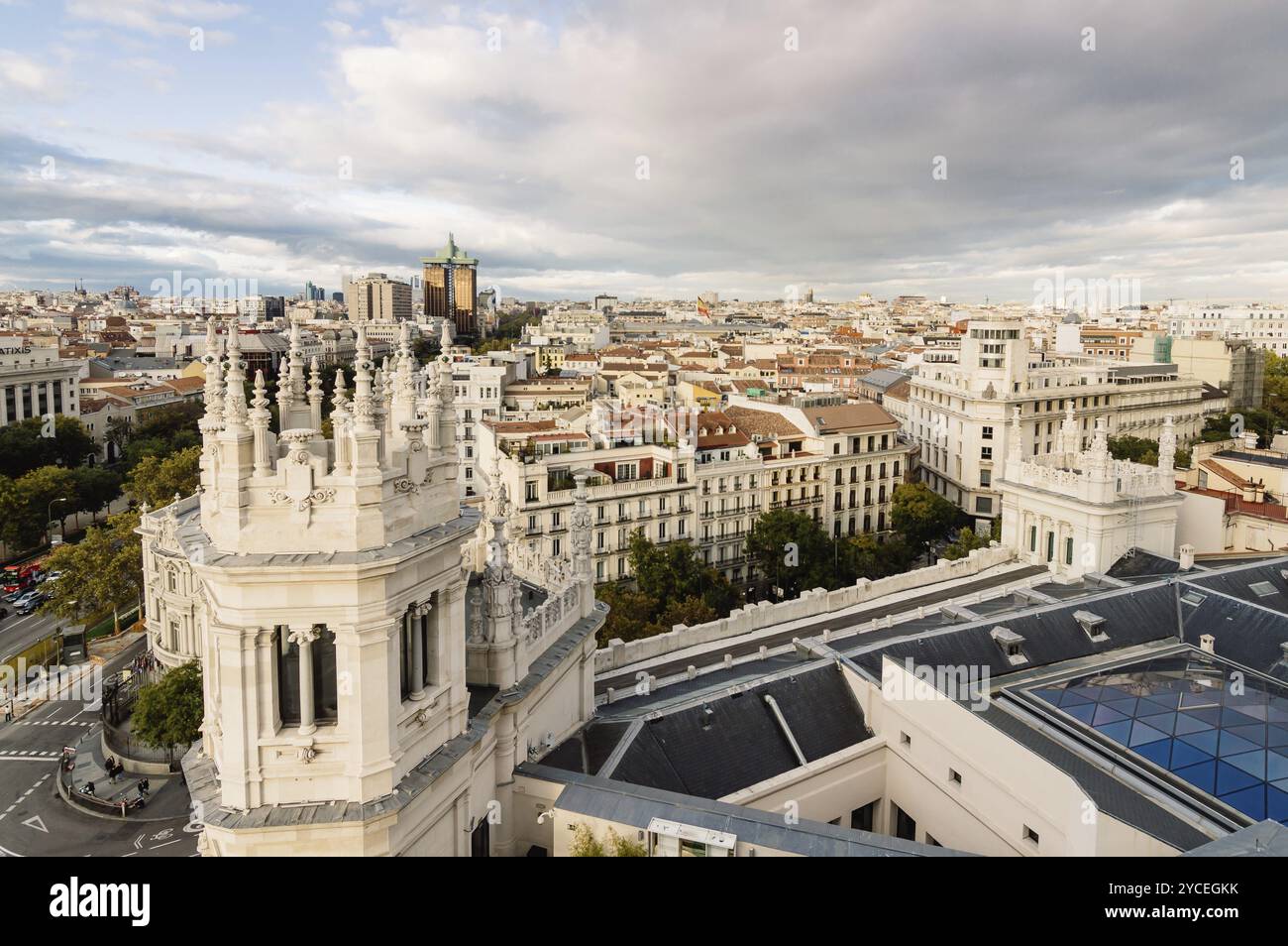 Malerische Aussicht auf die Skyline von Madrid aus dem Rathaus bei Sonnenuntergang Stockfoto