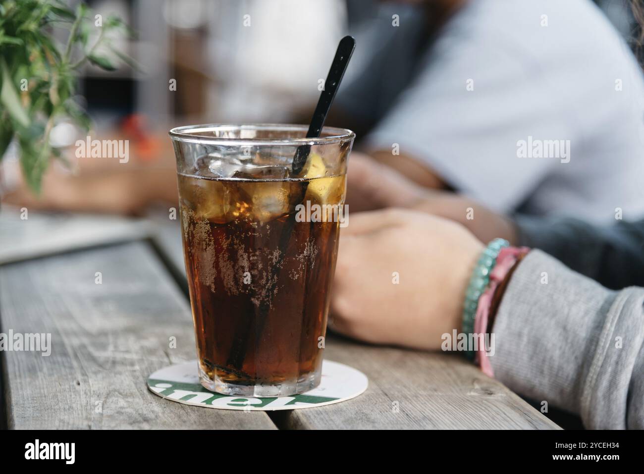 Erfrischendes Glas Cola auf Holztisch in einer Bar Stockfoto