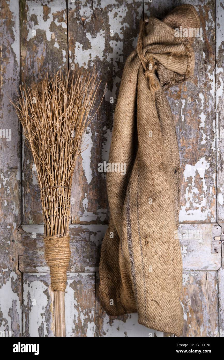 Die Instrumente der Arbeit der Epiphanie, Zauberbesen und viel Kohle Stockfoto