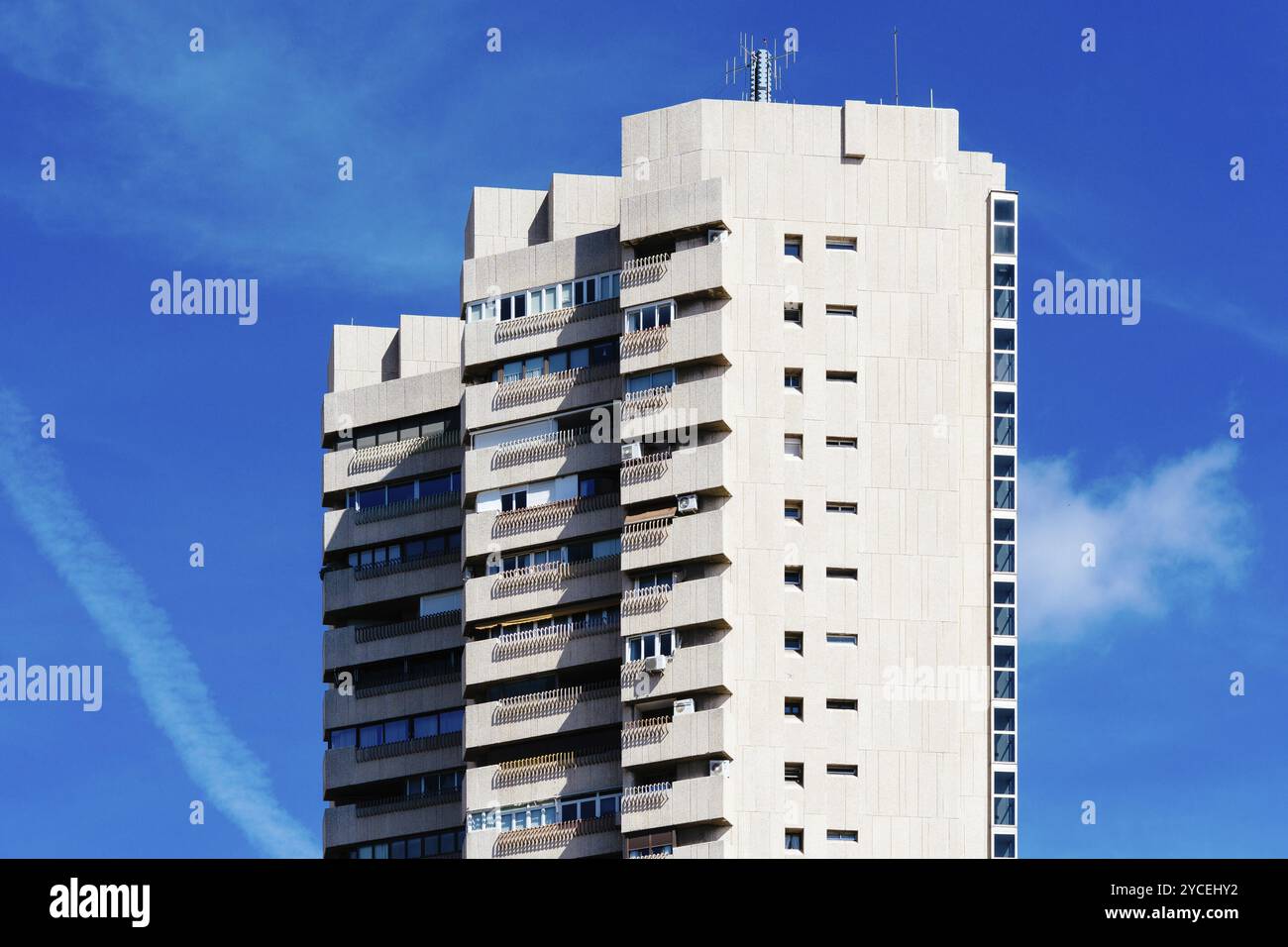 Madrid, Spanien, 26. September 2021: Blick auf das Wohnhochhaus Torre de Valencia vor dem Retiro Park. Wohngebäude mit Betonfassade Stockfoto