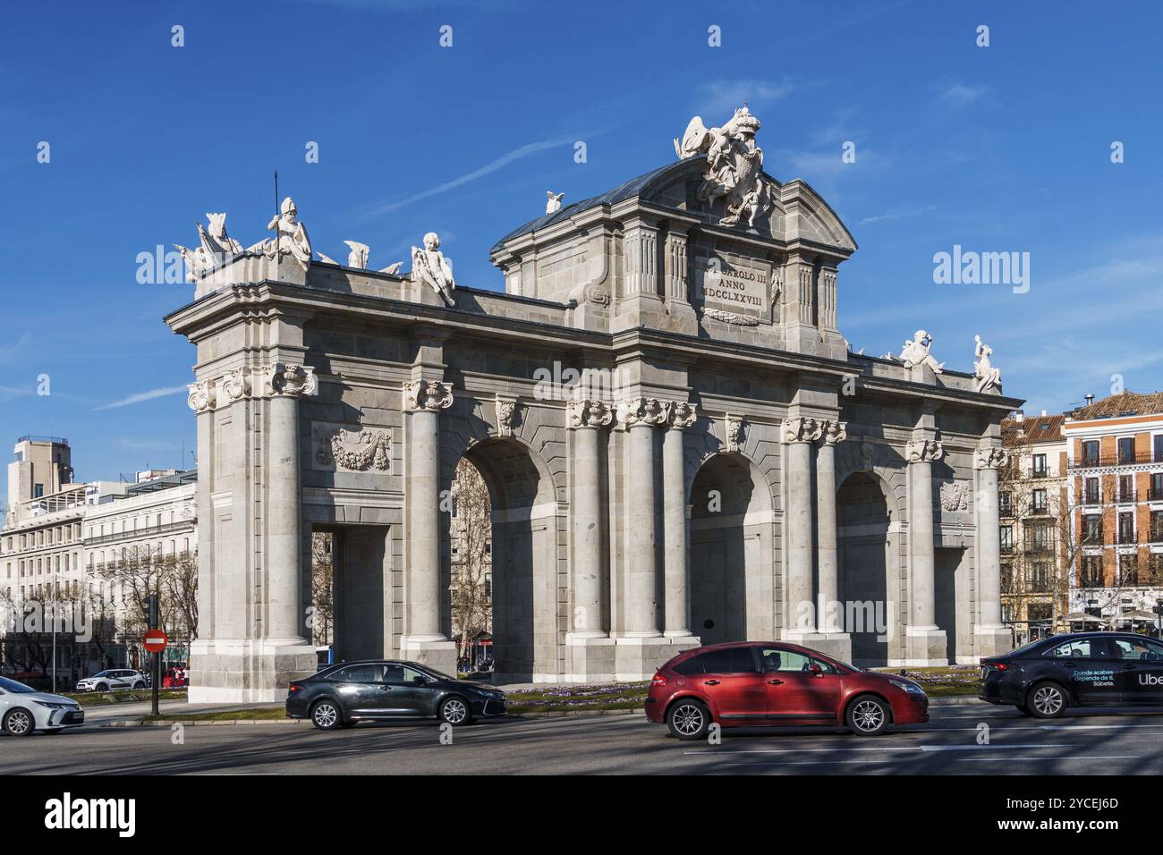 Madrid, Spanien, 28. Januar 2024: Das neoklassizistische Tor Puerta de Alcala auf der Plaza de la Independencia. Neu restauriertes ikonisches Denkmal, Europa Stockfoto