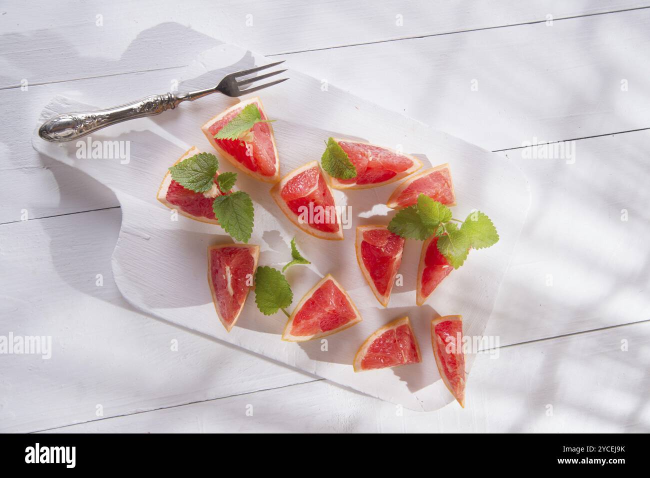 Präsentation auf der roten Segmente von Pampelmusen und Grapefruits Stockfoto