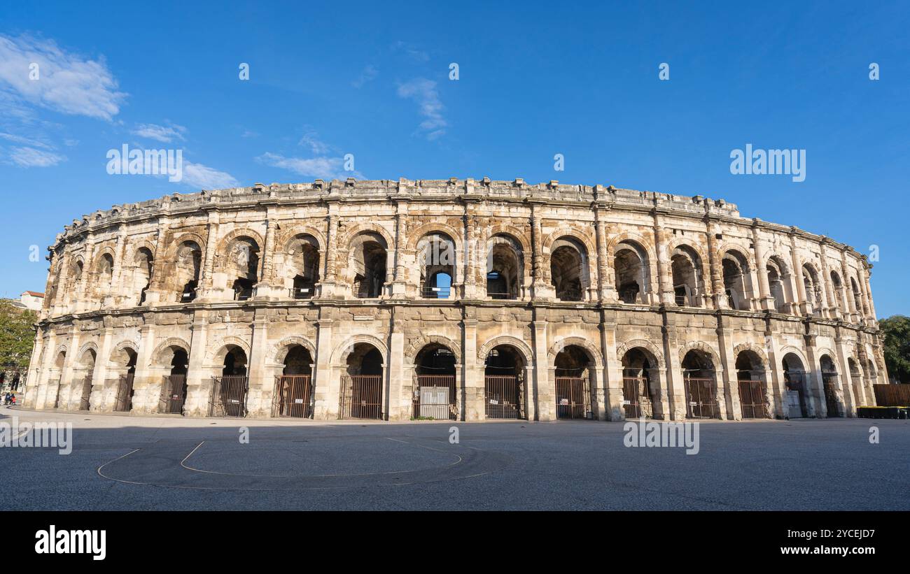 Landschaftsansicht der antiken römischen Arena, historisches Wahrzeichen Monument von Nîmes, Gard, Frankreich Stockfoto