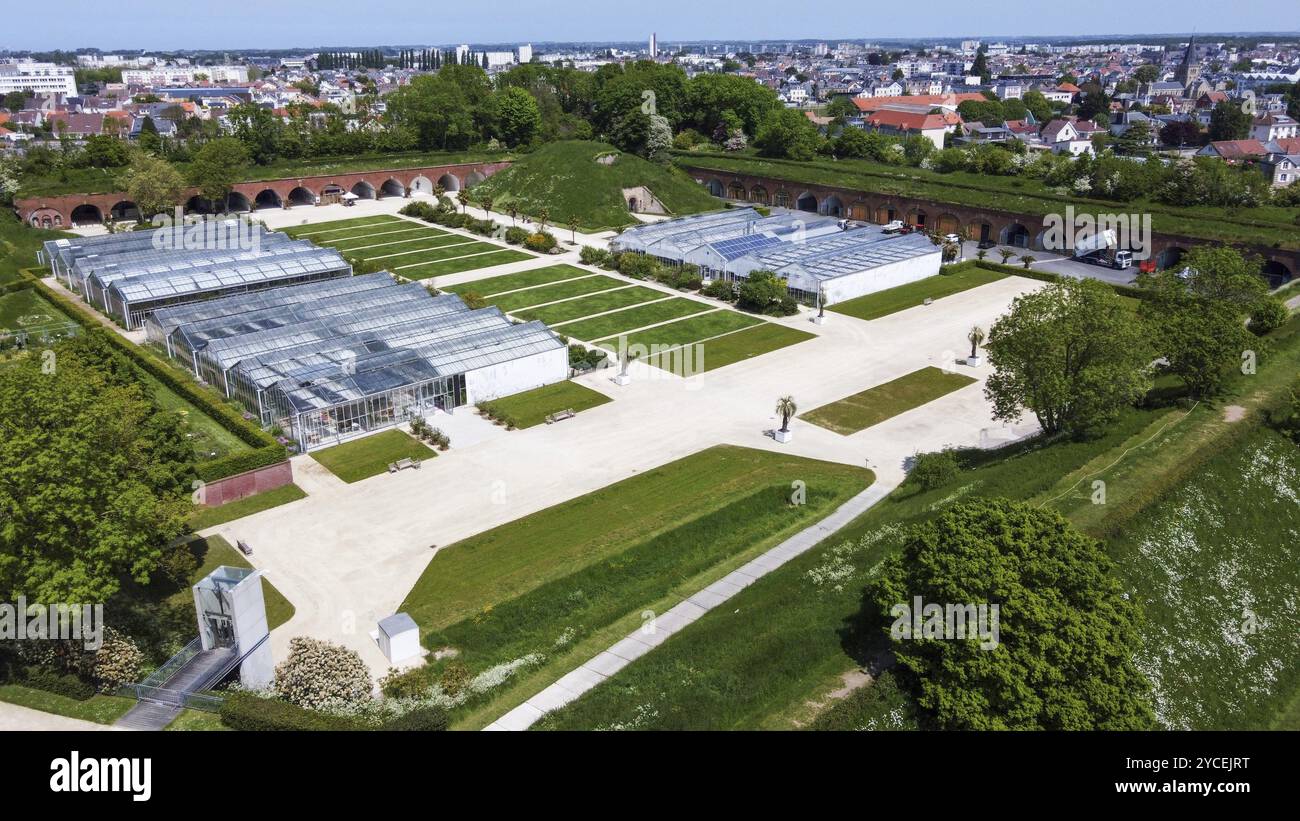 Blick aus der Vogelperspektive auf einen Teil des Botanischen Gartens in Le Havre, so genannte hängende Gärten (Les Jardins Suspendus) mit Gewächshäusern und Gartenwegen. Gebiet ist Stockfoto
