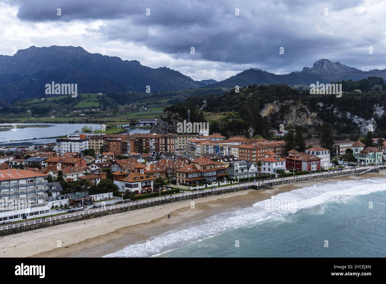 Ribadesella, Spanien, 27. März 2024: Panorama von Ribadesella. Blick auf die touristische Stadt und den Strand von Ribadesella in Asturien, Europa Stockfoto