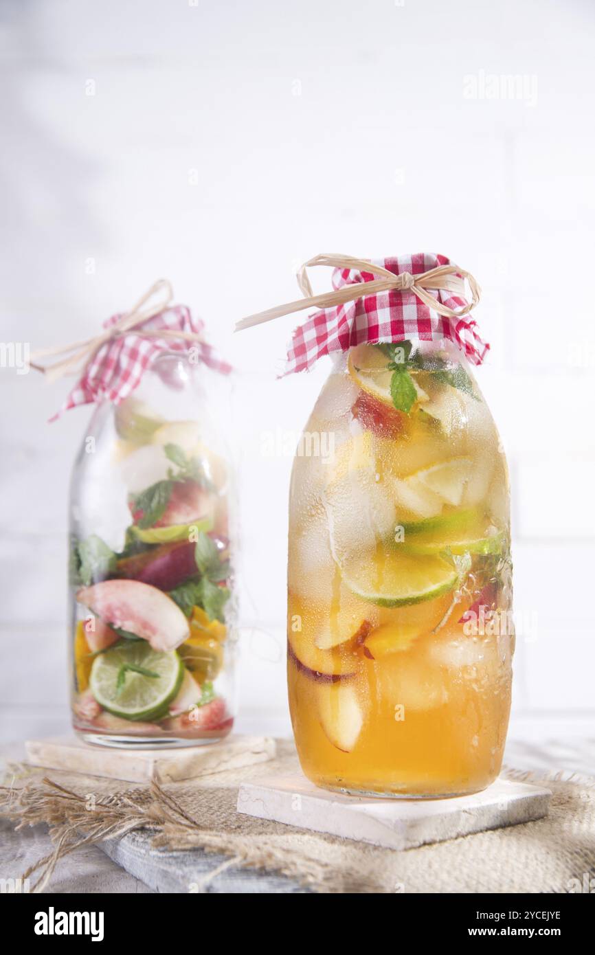 Flasche infundierter Früchtetee mit Pfirsich und Zitrone Stockfoto