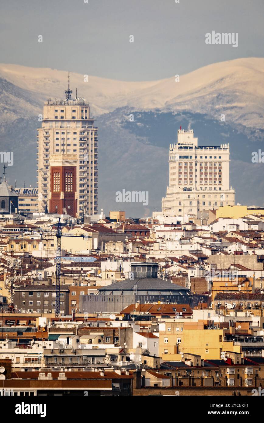 Madrid, Spanien, 8. Januar 2022: Panoramablick auf Madrid. Blick auf das Guadarrama-Gebirge, Europa Stockfoto