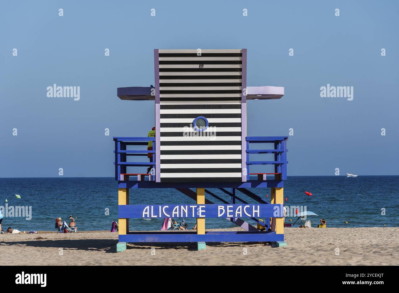 Alicante, Spanien, 13. Oktober 2023: Bay Watchers Hut am Strand von San Juan, Europa Stockfoto