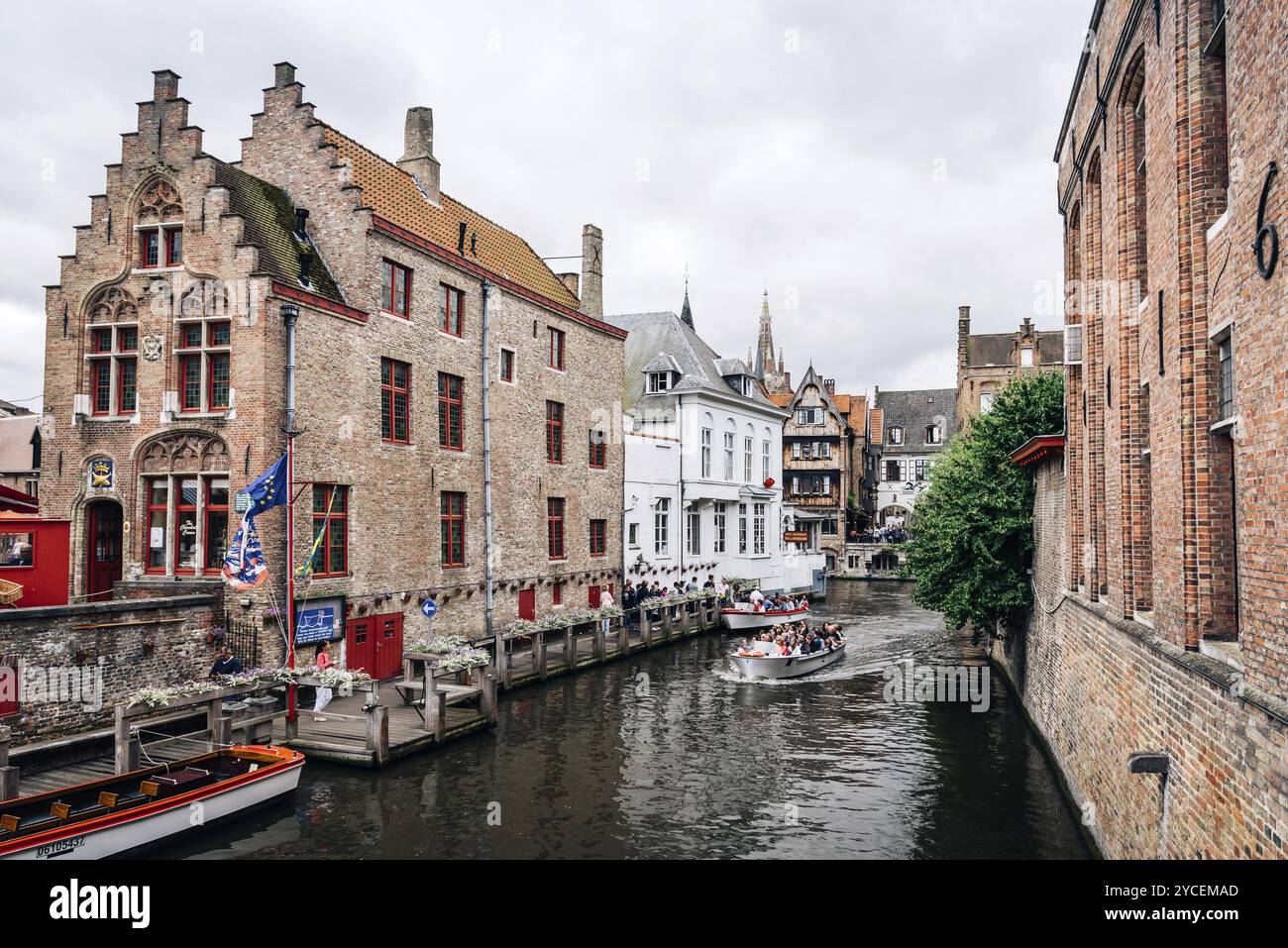 Brügge, Belgien, 29. Juli 2016: Kanalszene in der Stadt Brügge. Das historische Stadtzentrum gehört zum UNESCO-Weltkulturerbe. Es ist bekannt für seine pi Stockfoto