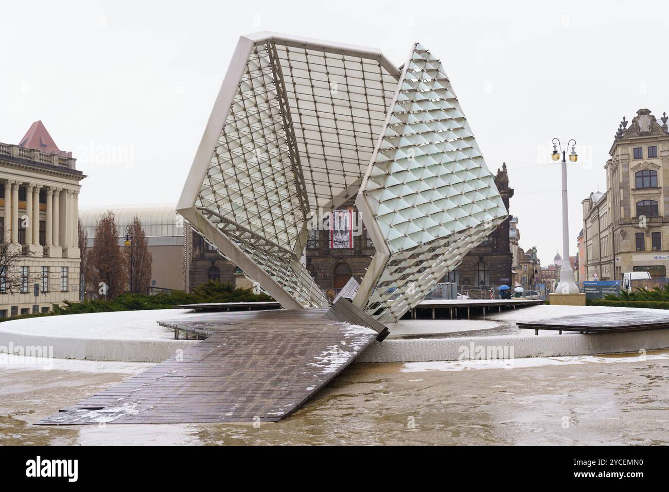 Posen, Polen - 3. Februar 2023: Im Stadtzentrum von Posen befindet sich ein markanter geometrischer Bau, umgeben von bezaubernden Gebäuden. Nebeldecken das A Stockfoto