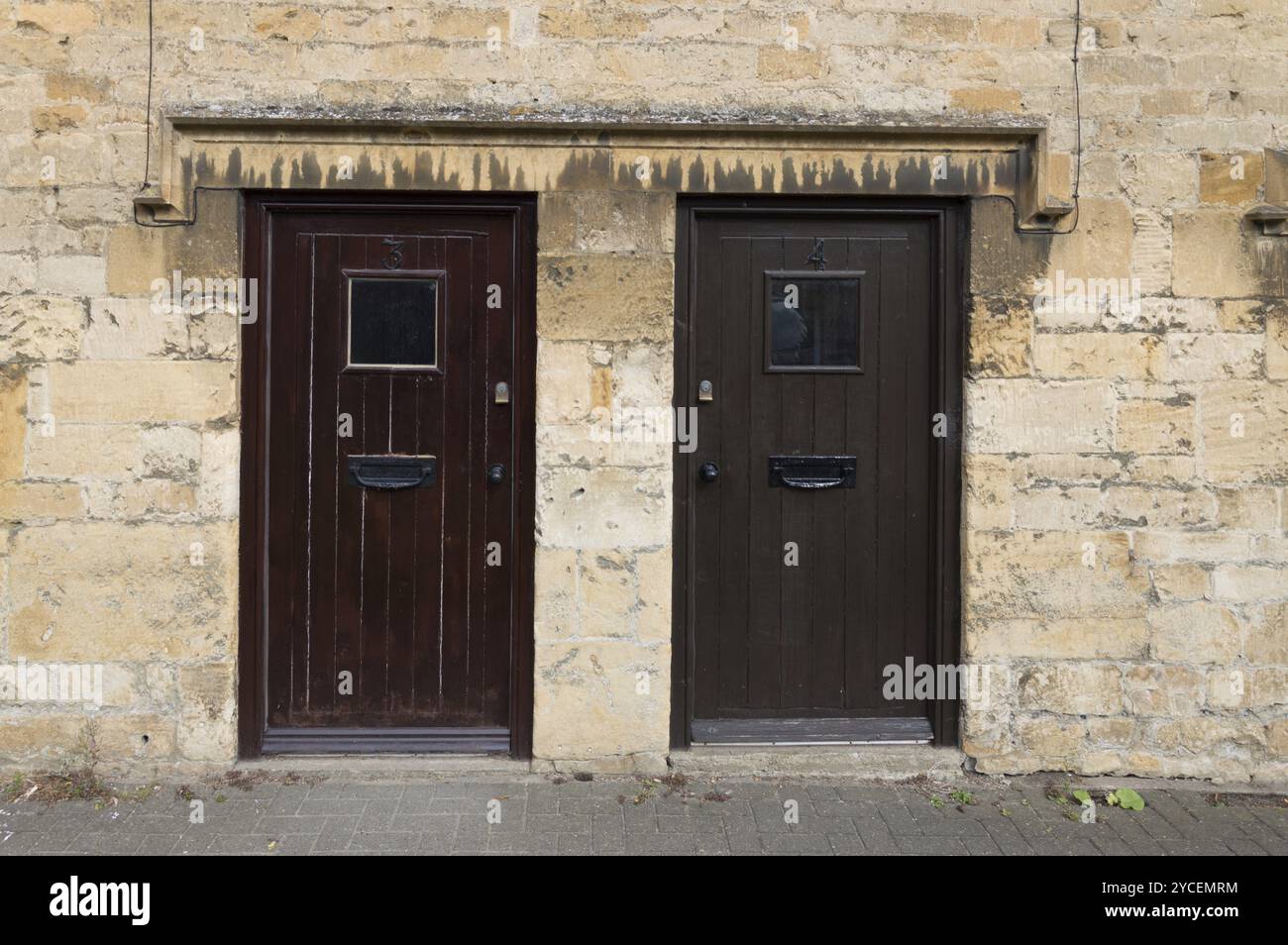 Chipping Campden, Großbritannien, 12. August 2015: Eingang eines Kalksteinhauses mit zwei Holztüren braun lackiert Stockfoto