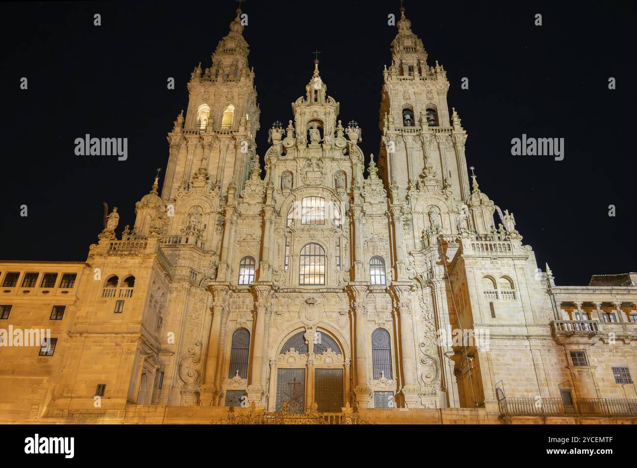 Kathedrale Santiago de Compostela bei Nacht. Wallfahrt zur Kathedrale des Heiligen Jakobsweges. Platz Obradoiro, Galicien, Spanien. Stockfoto