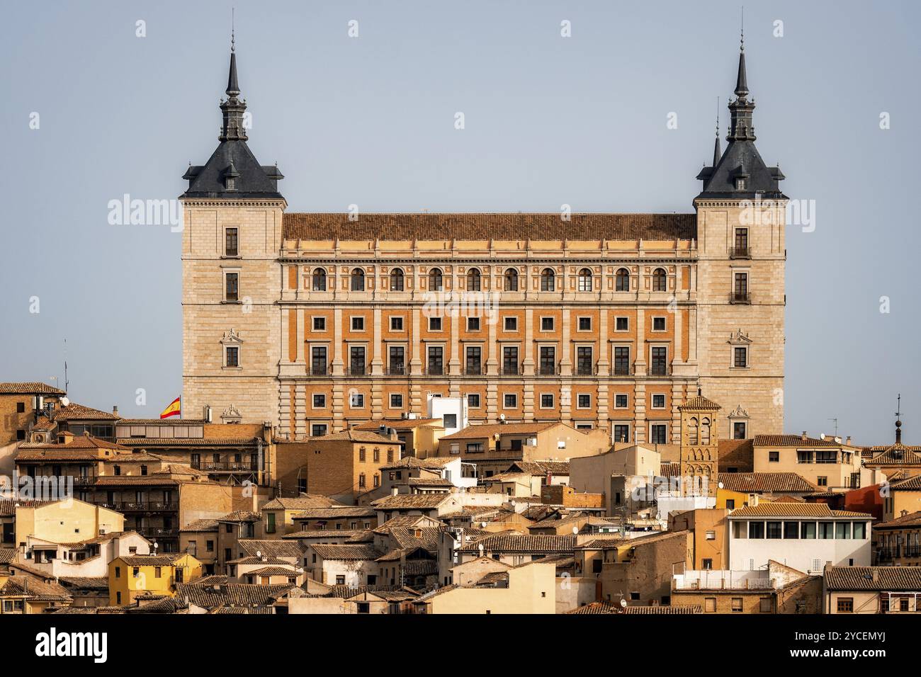 Blick auf Alcazar von Toledo. Es ist eine Festung aus der Renaissance aus Stein im höchsten Teil von Toledo. Während des spanischen Bürgerkriegs, Nationalis Stockfoto