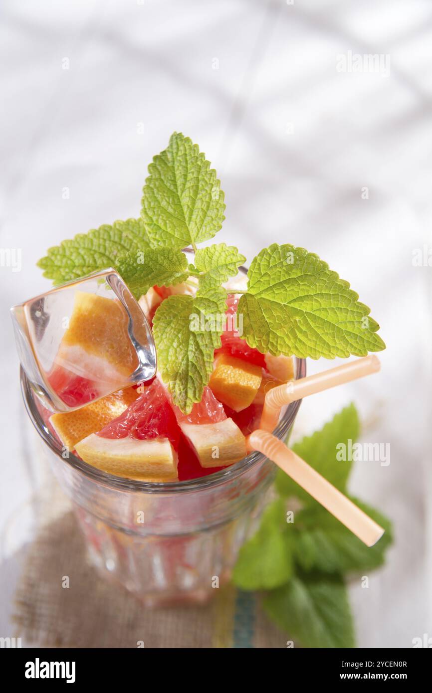 Fruchtgetränk mit roter Grapefruit und Minze Stockfoto
