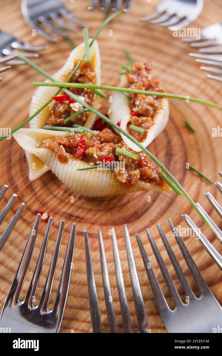 Präsentation erster Teller mit Nudelschalen mit Fleischsoße und Tomaten Stockfoto