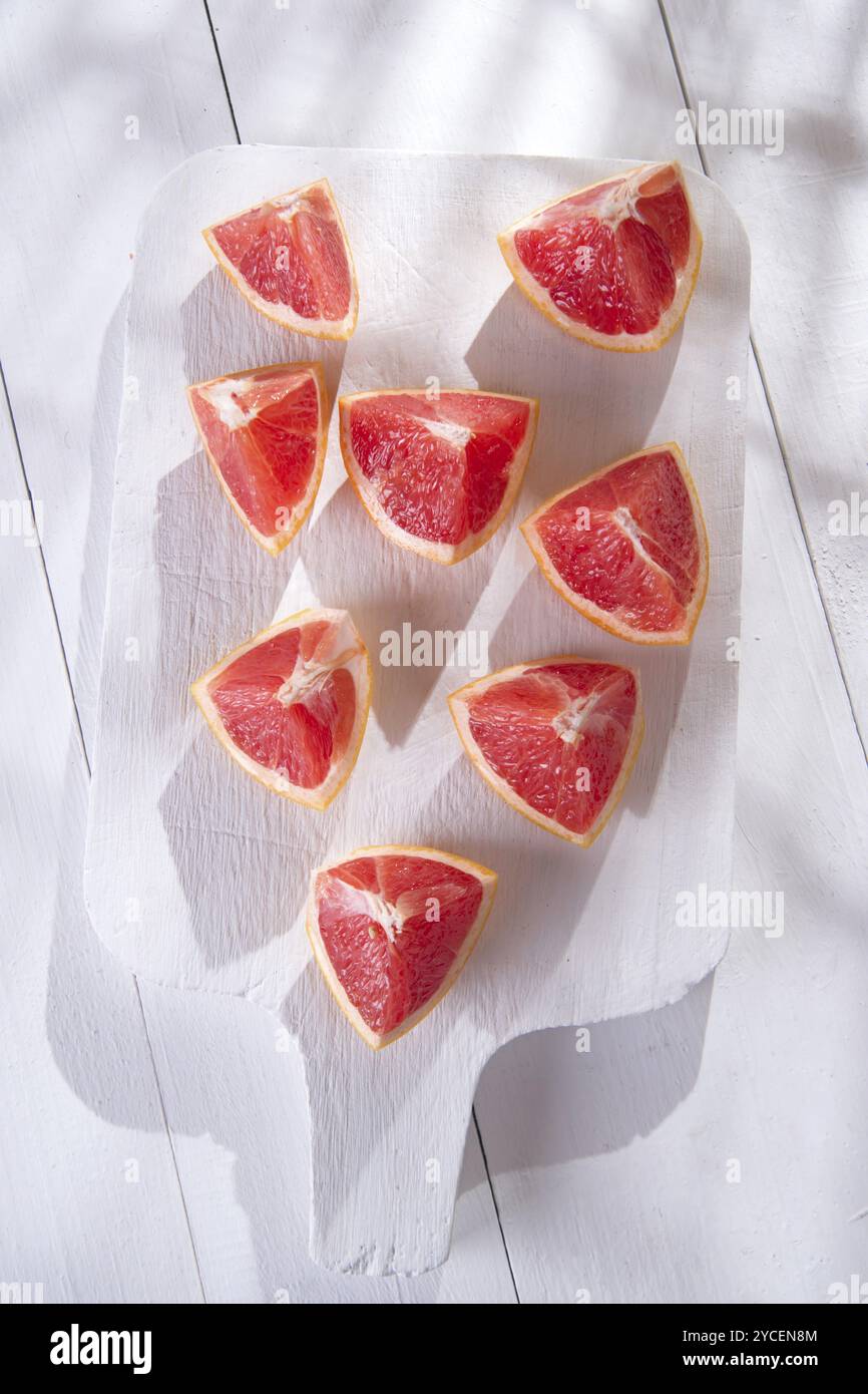 Präsentation auf der roten Segmente von Pampelmusen und Grapefruits Stockfoto