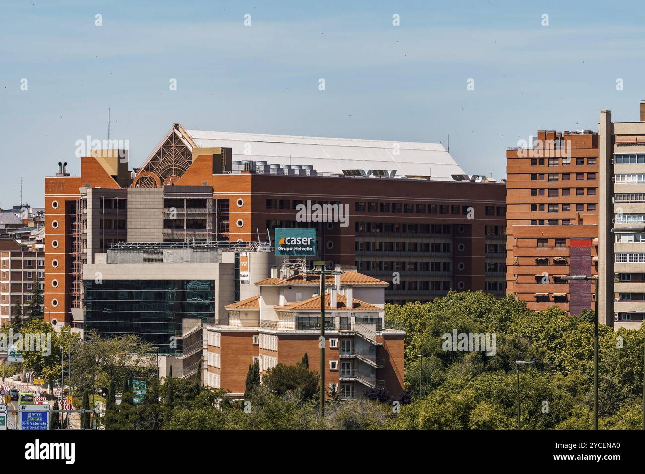 Madrid, Spanien, 25. Mai 2024: Panoramablick auf Padre Claret und Avenue of America in Madrid. Ehemaliges IBM-Gebäude und Caser Nursing Home, Europa Stockfoto