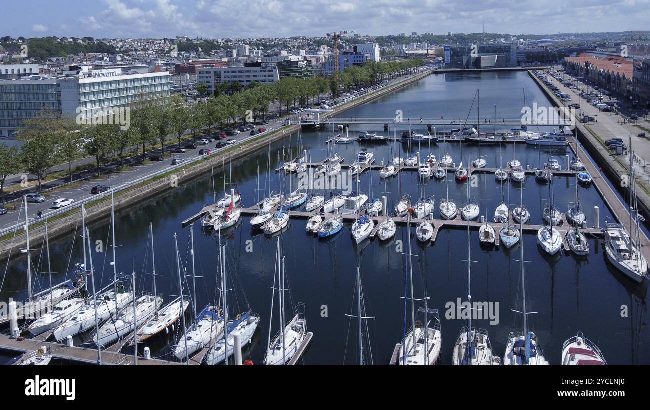 Viele Segelboote in Vauban bassin in Le Havre am sonnigen Maitag. Mehrere Seeschiffe mit hohen Masten, Fußgängerbrücke mitten in bassin Stockfoto