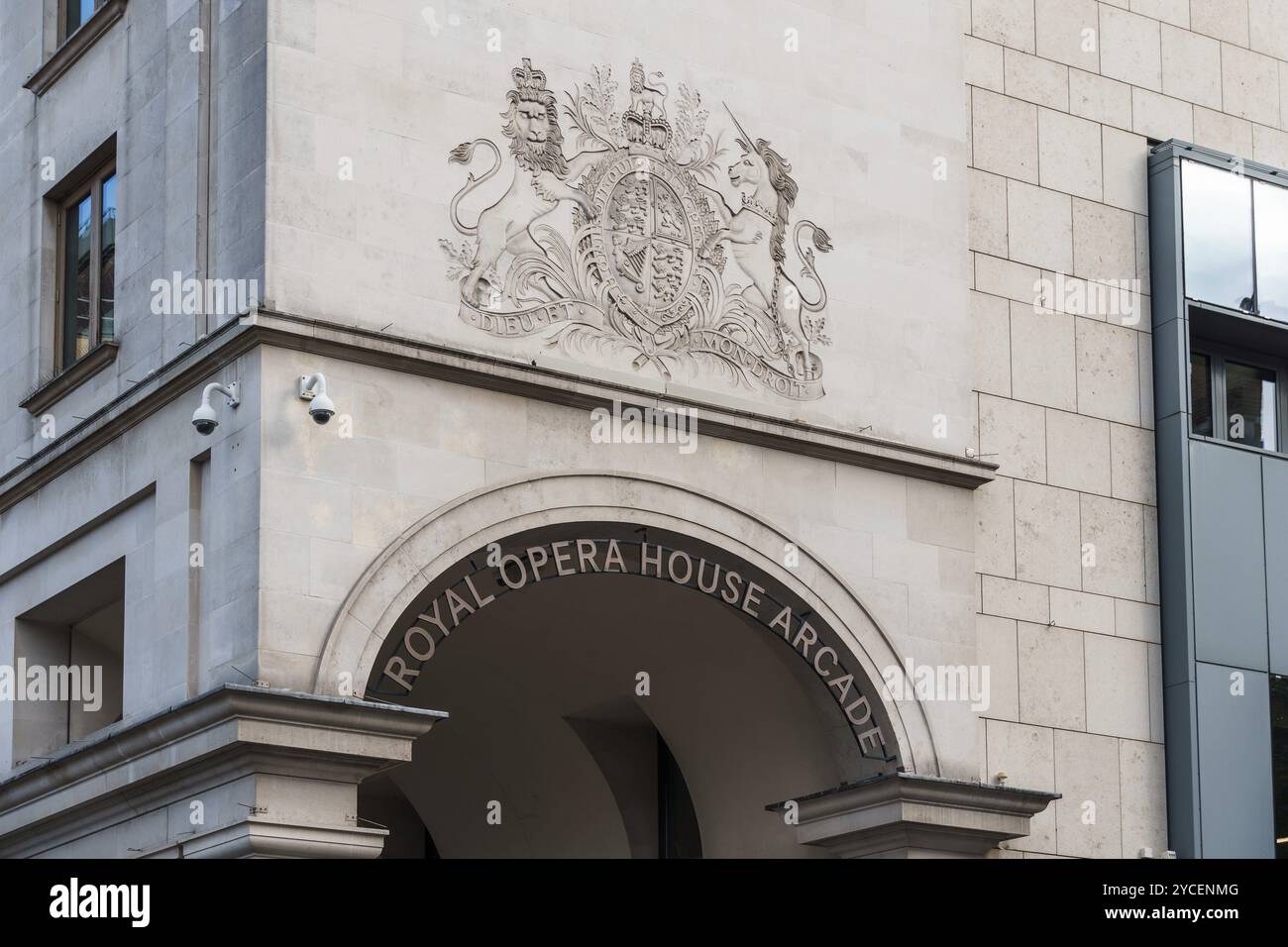 LONDON, Großbritannien, 25. August 2023: Blick auf die Arkade des Royal Opera House in der Gegend von Covent Garden. Covent Garden ist bekannt für seine luxuriöse Mode und Schönheit Stockfoto